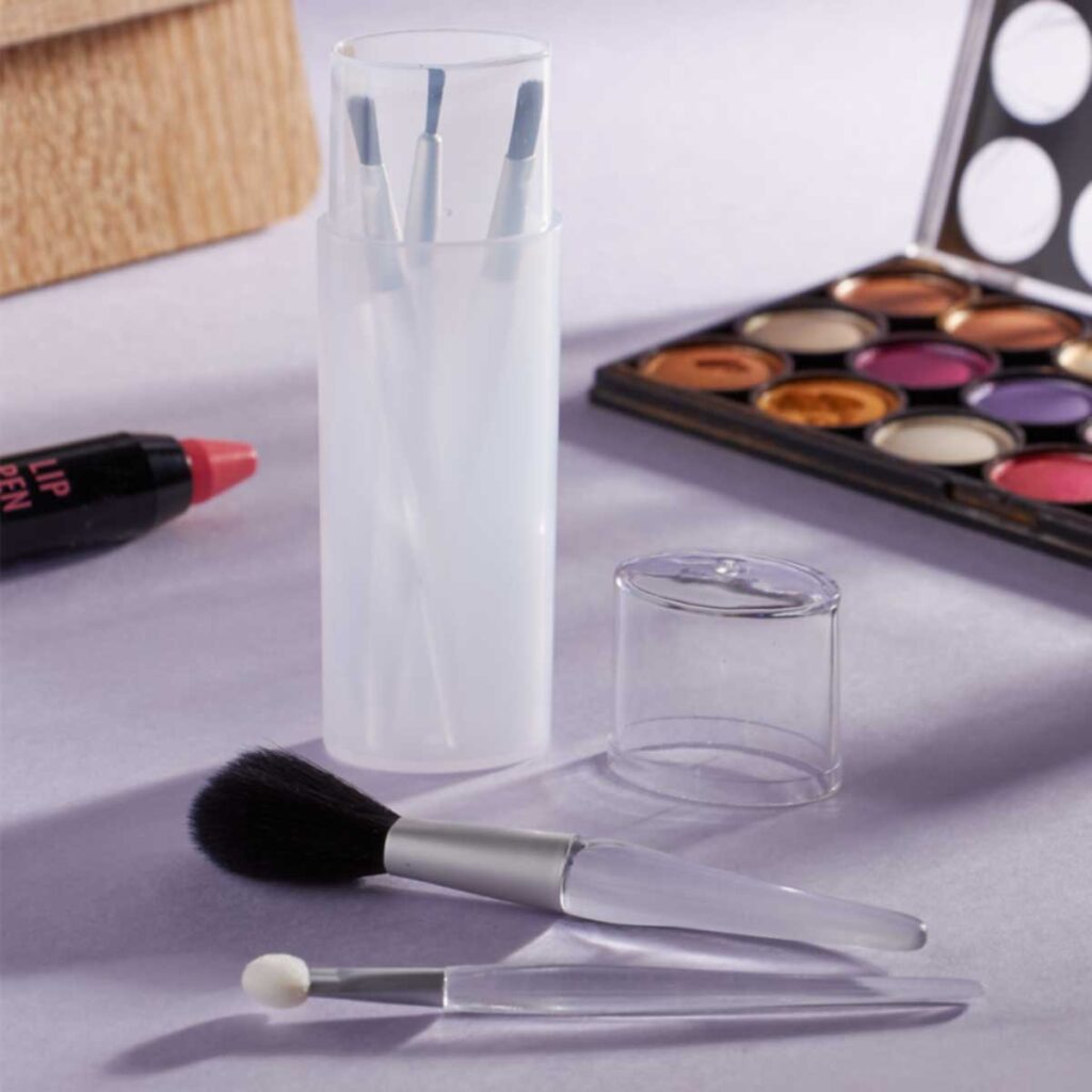 Set de brochas promocional incluye 1 brocha para rubor, 1 aplicador de sombra, 1 brocha para sombra, 1 brocha delineador, 1 brocha para labios y estuche.