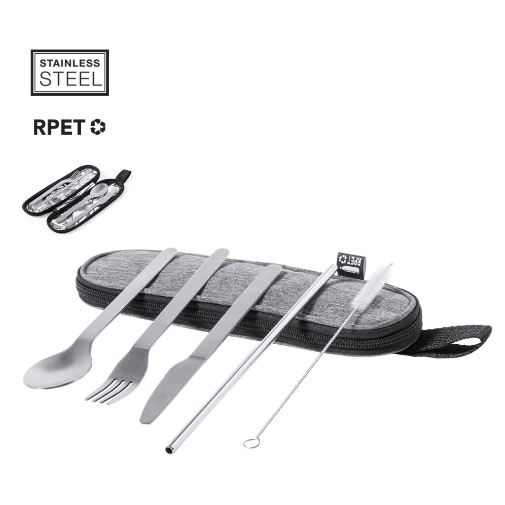 Set de cubiertos promocional reutilizables fabricados en resistente y duradero acero inox. Incluye cuchara, cuchillo, tenedor, pajita y accesorio de limpieza. Presentados en elegante estuche individual de poliéster 300D RPET
