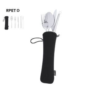Set de cubiertos promocional de 5 piezas fabricados en acero inoxidable. Incluye cuchara, tenedor, cuchillo, pajita reutilizable y cepillo limpiador para la pajita. Presentación en funda de Soft Shell en RPET